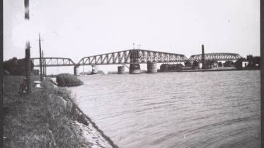 Hembrug over het Noordzeekanaal gezien in zuid-oostelijke richting vanaf de Hemkade (1905). Foto: Gemeentearchief Zaanstad.