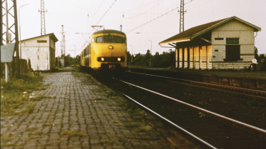 Spoorhalte Hembrug met een trein van het plan V komende van station Zaandam (1965). Foto: Gemeentearchief Zaanstad.