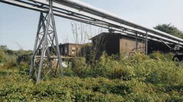 Zicht op het terrein van de Machinefabriek Hembrug vanuit de ingang van de Harderij (2003). Foto: Gé Dubbelman.