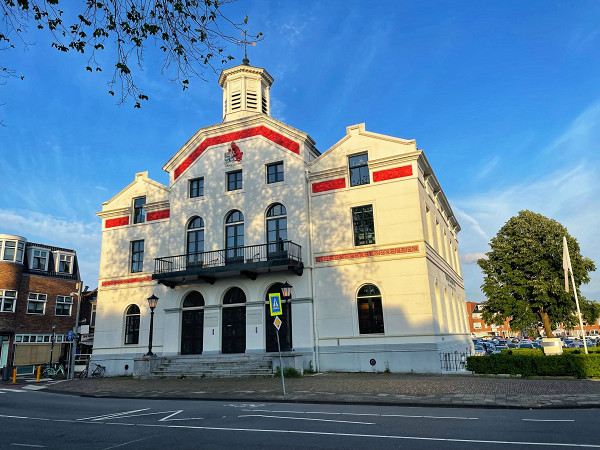 Het oude gemeentehuis op De Burcht